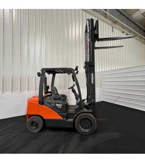 Chariot élévateur diesel, capacité 3000kg, hauteur d'élévation 3500mm, mât duplex, marque DOOSAN, à vendre