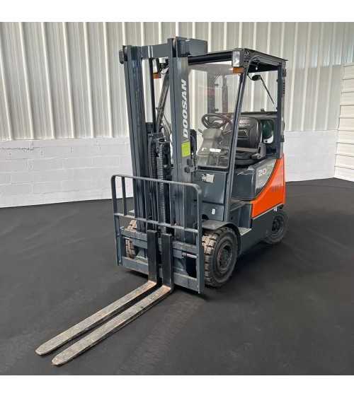 Chariot élévateur gaz 2000kg Duplex 3300mm à vendre chez Dynaloc