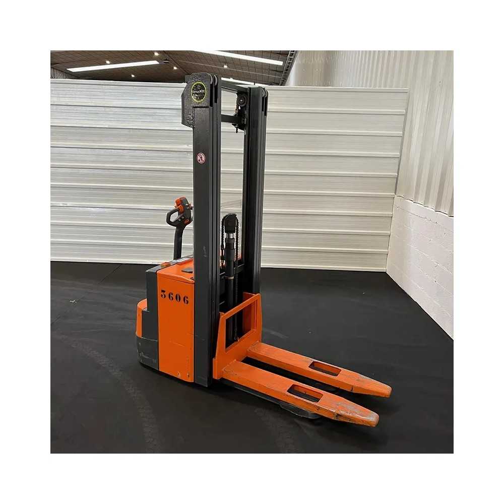 Gerbeur électrique 1600kg triplex 5250mm à vendre chez DYNALOC Gerbeur électrique 1600kg triplex 5250mm à vendre chez DYNALOC