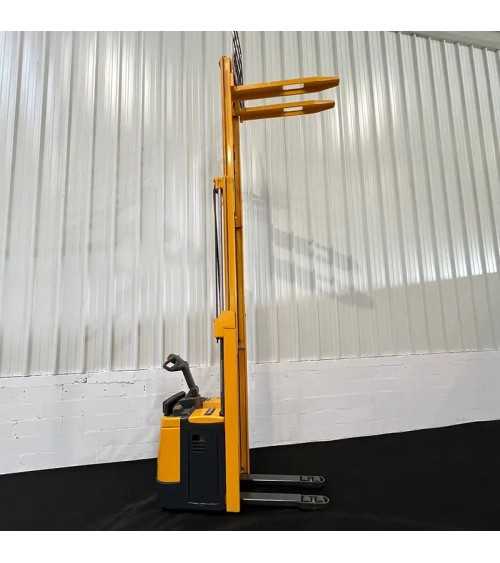 Gerbeur électrique 1400kg triplex 4300mm à vendre chez DYNALOC