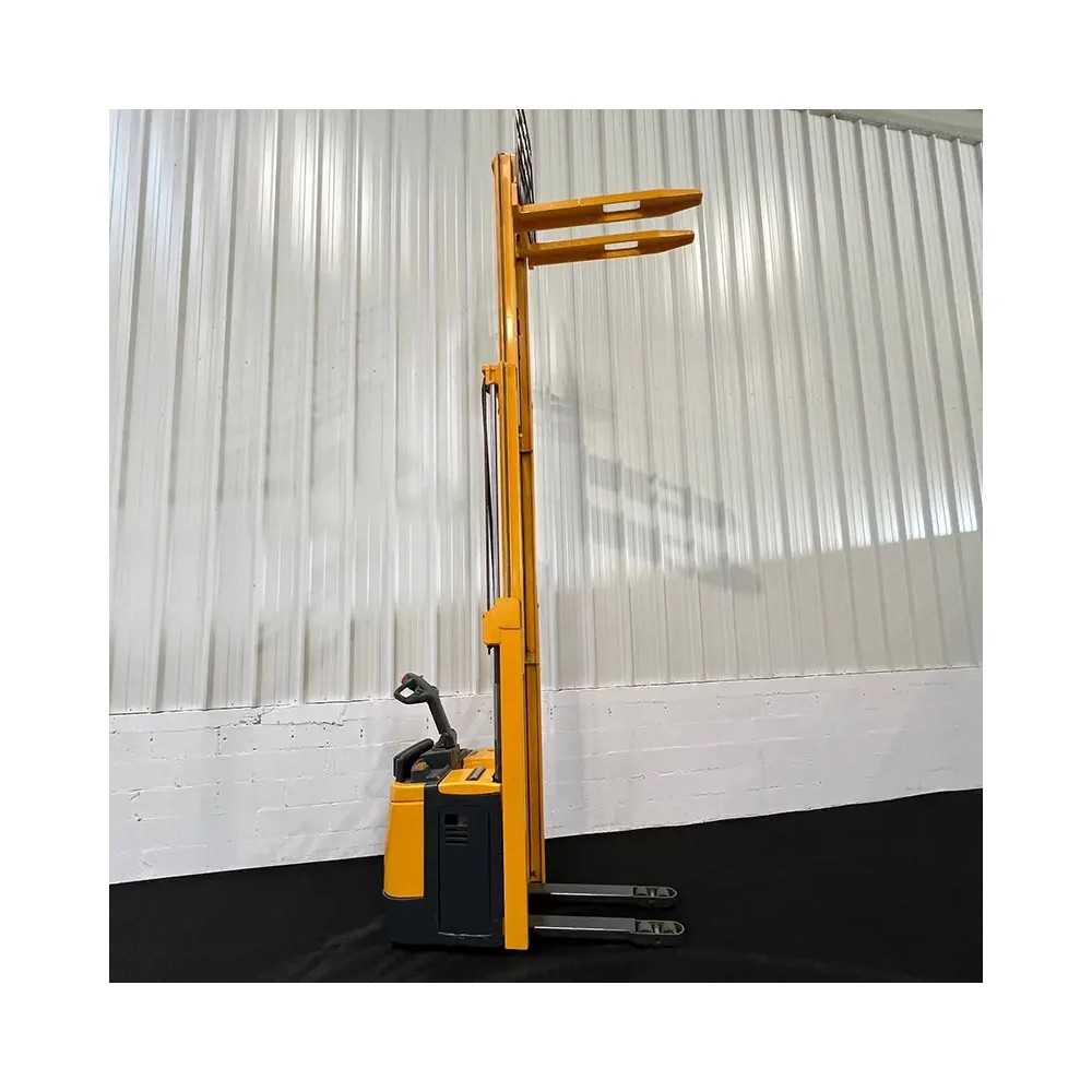 Gerbeur électrique 1400kg triplex 4300mm à vendre chez DYNALOC Gerbeur électrique 1400kg triplex 4300mm à vendre chez DYNALOC